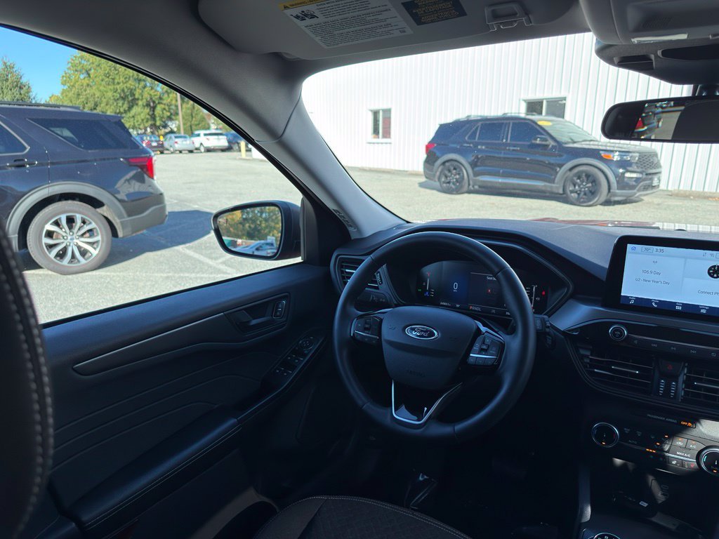 Used 2023 Red Ford Active image 9