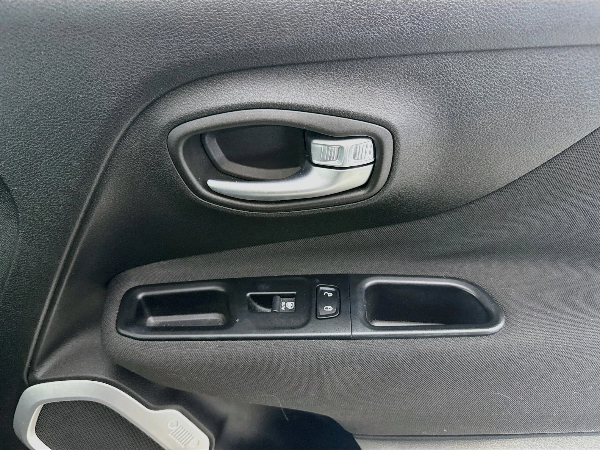 Used 2018 Black Jeep Latitude image 27
