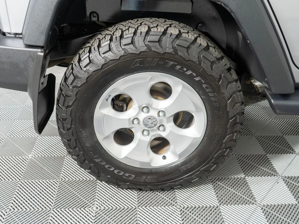 Used 2017 Silver Jeep Unlimited Sport image 29