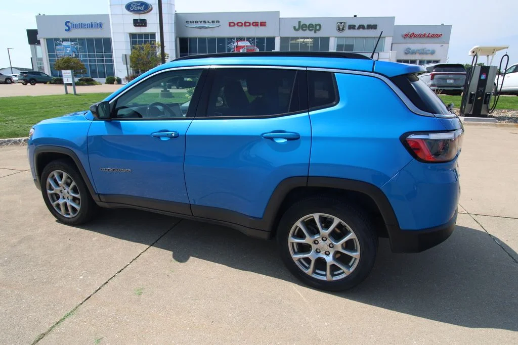 Used 2022 Blue Jeep Latitude Lux image 17