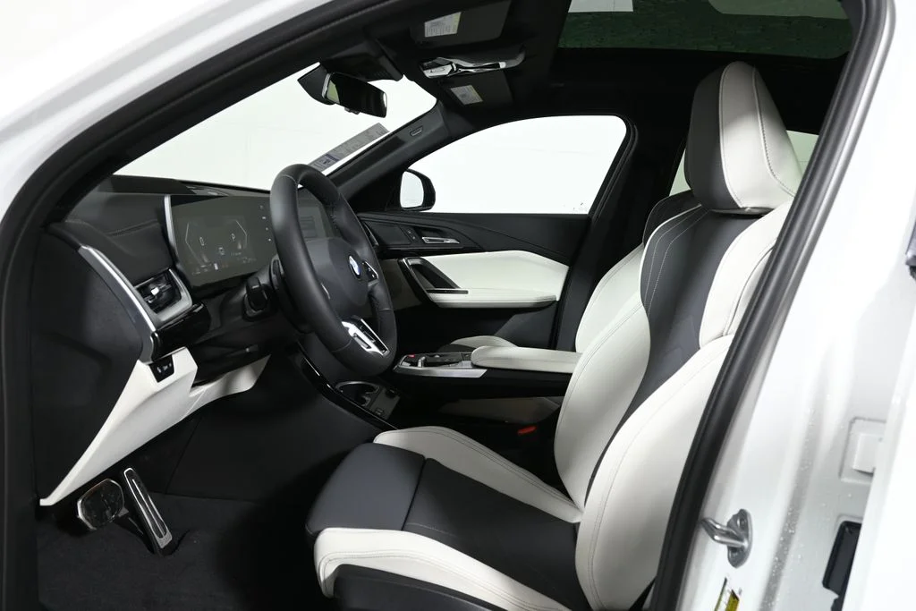 Used 2026 White BMW xDrive28i image 3