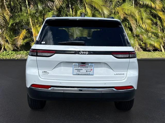 New 2026 Bright White Clear-Coat Exterior Paint Jeep Laredo image 4