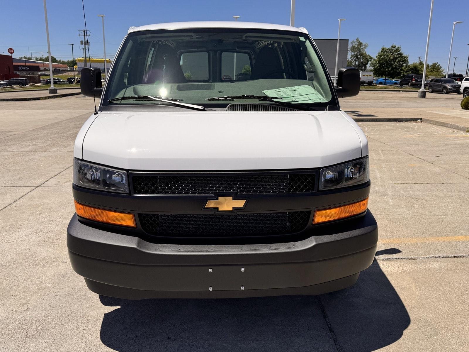 New 2026 Summit White Chevrolet WT image 38