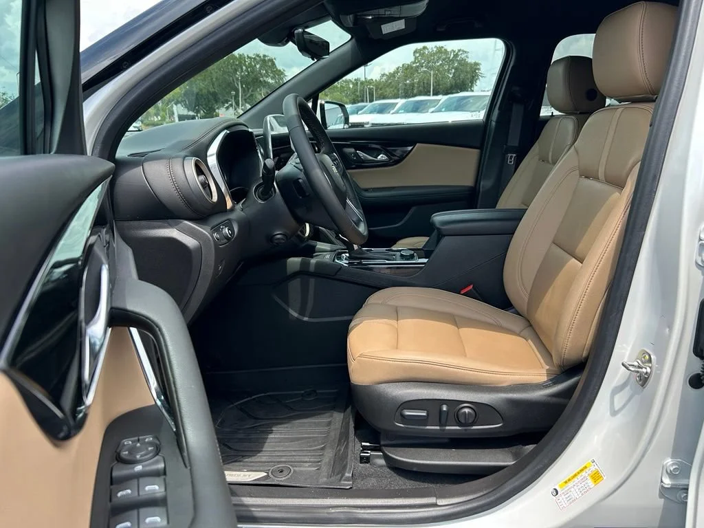 Used 2024 Iridescent Pearl Tricoat Chevrolet Premier image 14