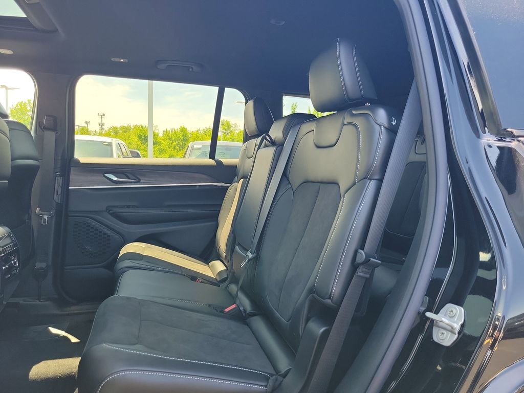 New 2026 Diamond Black Crystal Pearl-Coat Exterior Paint Jeep Laredo image 9