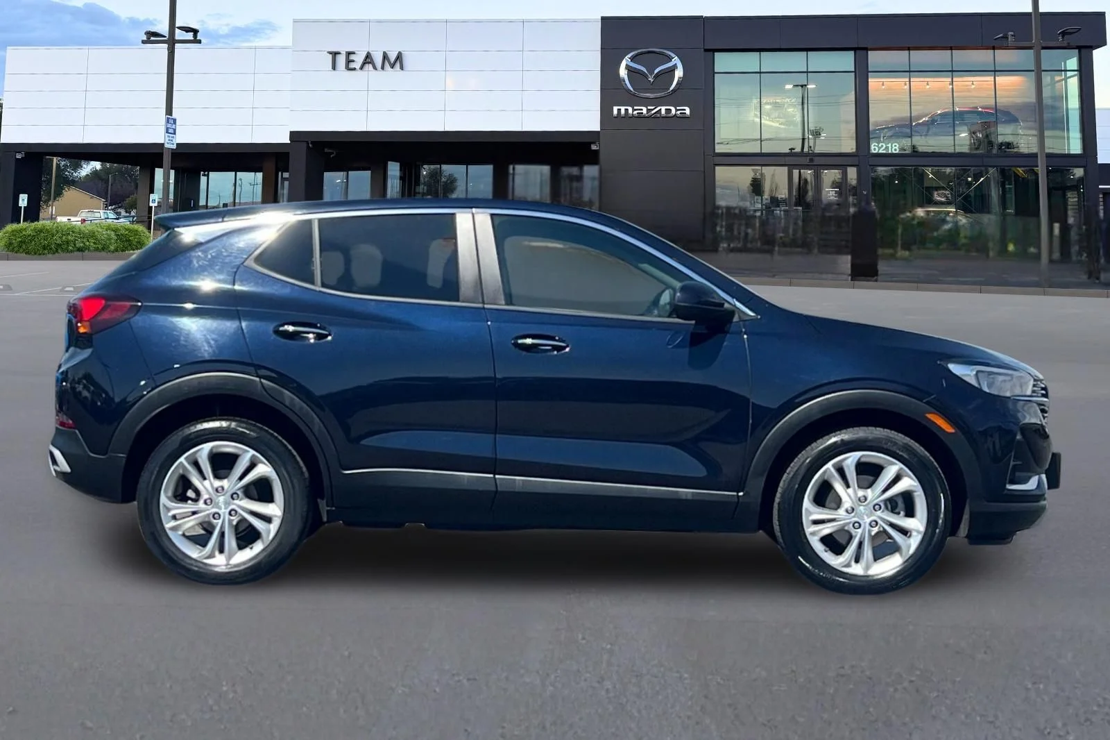 Used 2020 Blue Buick Preferred image 3