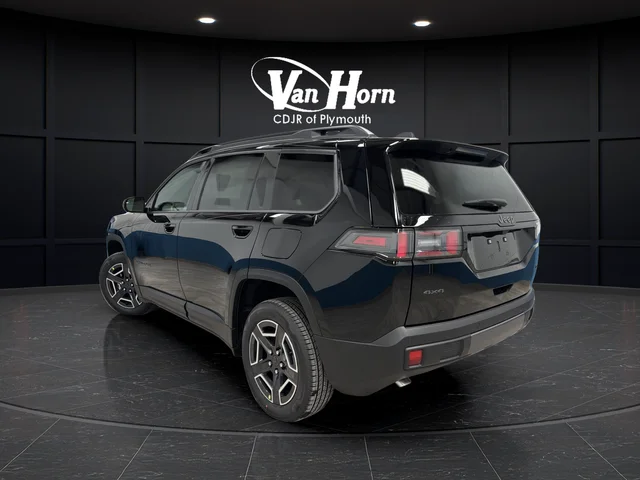 New 2026 Diamond Black Crystal Pearl-Coat Exterior Paint Jeep Limited image 5