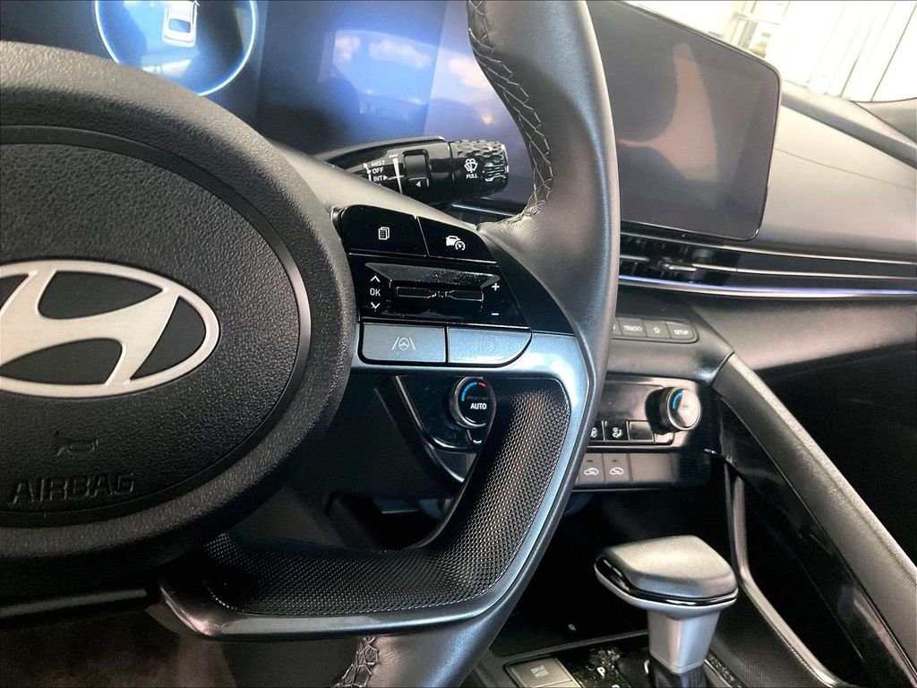 Used 2025 White Hyundai SEL Sport image 23