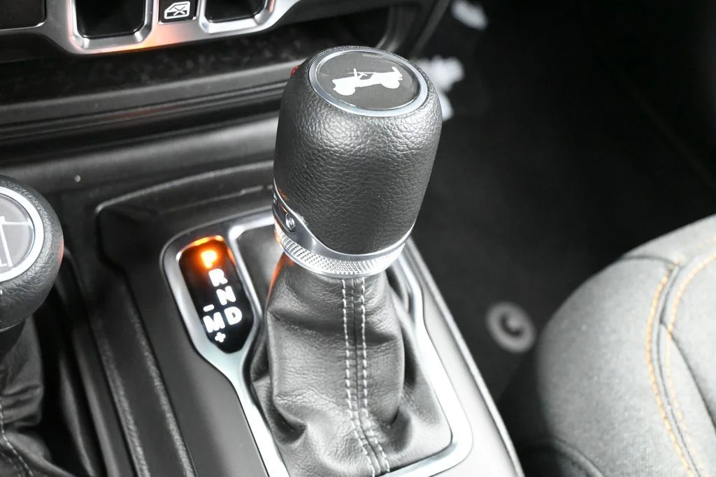Used 2025 Hydro Blue Pearl Coat Jeep Sport S image 21