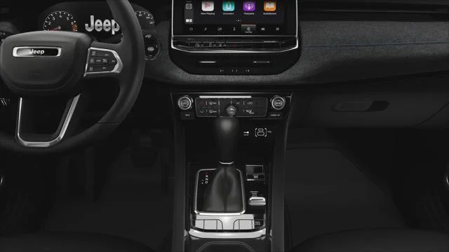 New 2026 Diamond Black Crystal Pearl-Coat Exterior Paint Jeep Latitude image 29