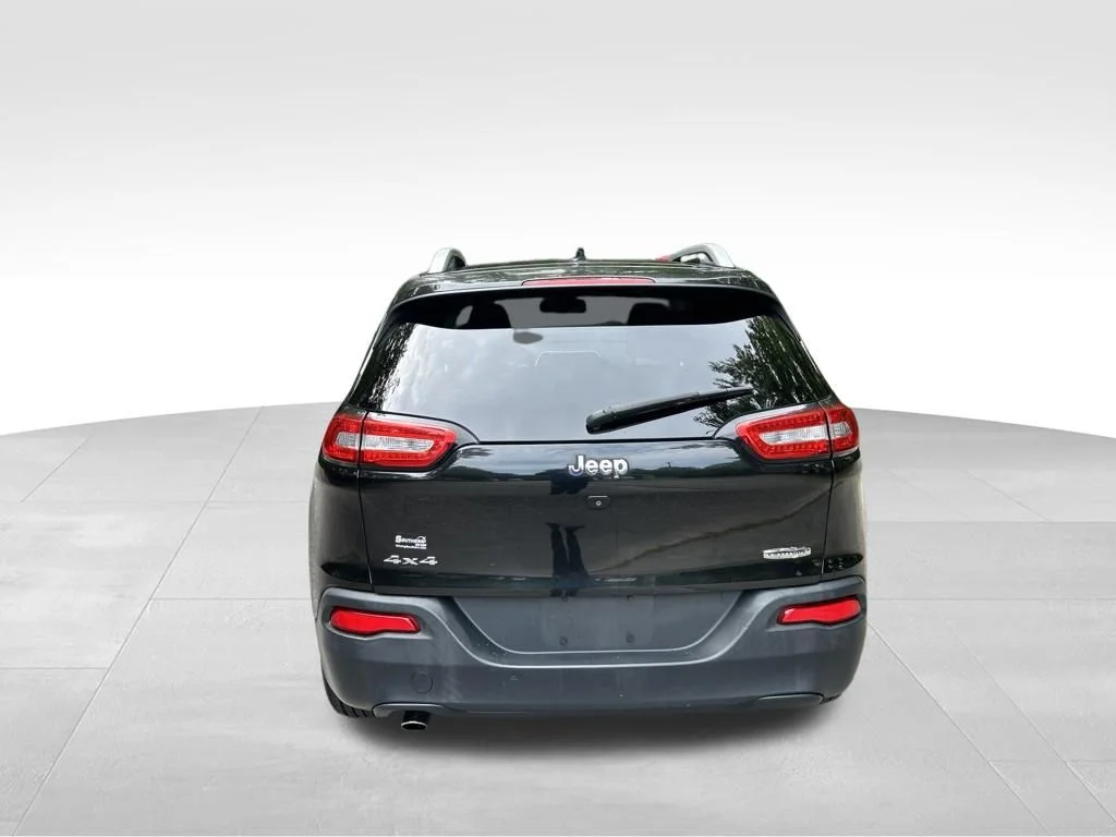 Used 2016 Black Jeep Latitude image 4