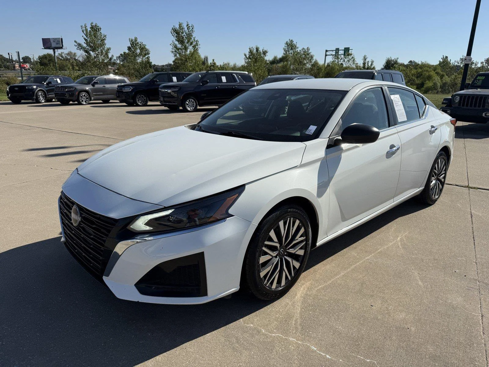 Certified Used 2025 Glacier White Nissan SV image 4