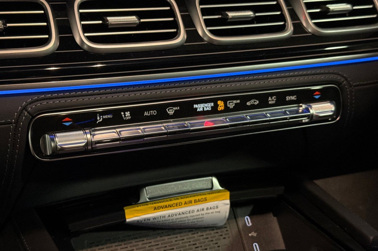 New 2026 MANUFAKTUR Moonlight White Metallic Mercedes-Benz Maybach GLS 600 4MATIC® SUV image 21