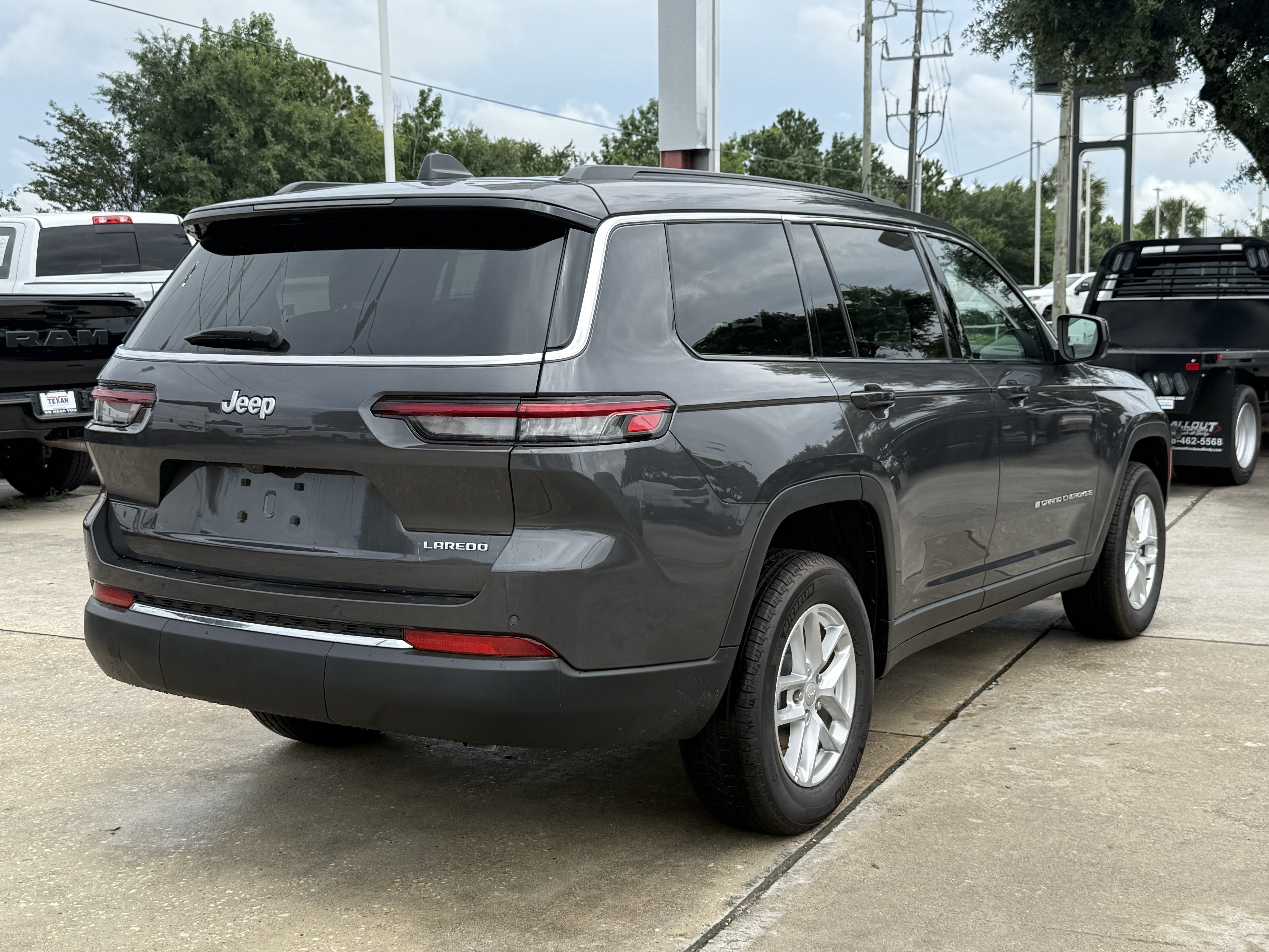 New 2026 Baltic Gray Metallic Clear-Coat Exterior Paint Jeep Laredo X image 4