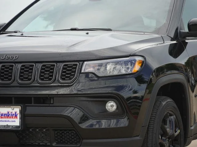 New 2026 Diamond Black Crystal Pearl-Coat Exterior Paint Jeep Latitude image 4