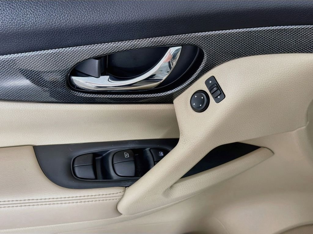 Used 2016 Pearl White Nissan SL image 18