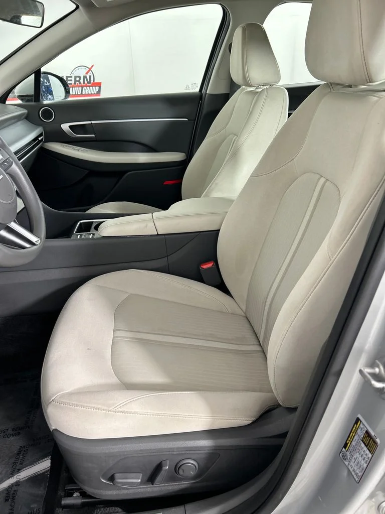 Used 2025 Silver Hyundai SEL image 12