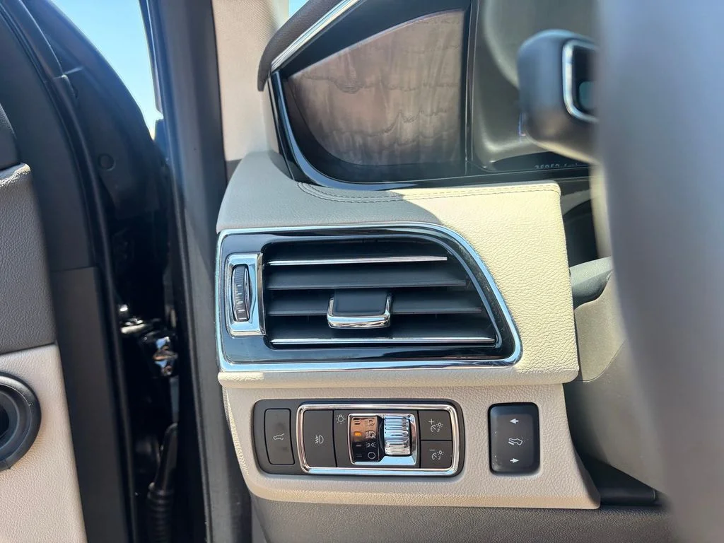 Used 2023 Black Lincoln Reserve image 21