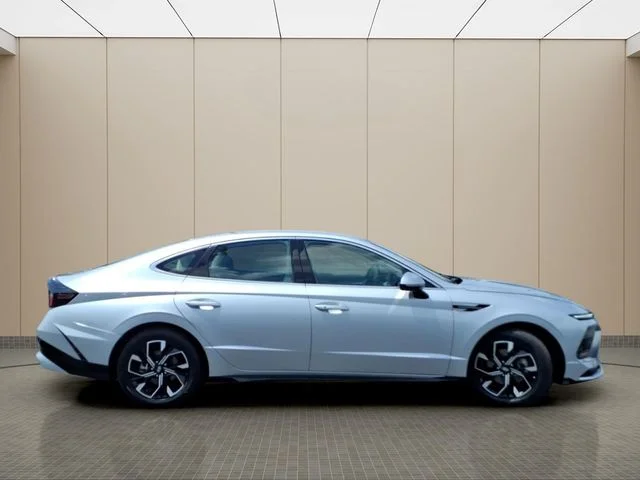 Used 2024 Silver Hyundai SEL image 7