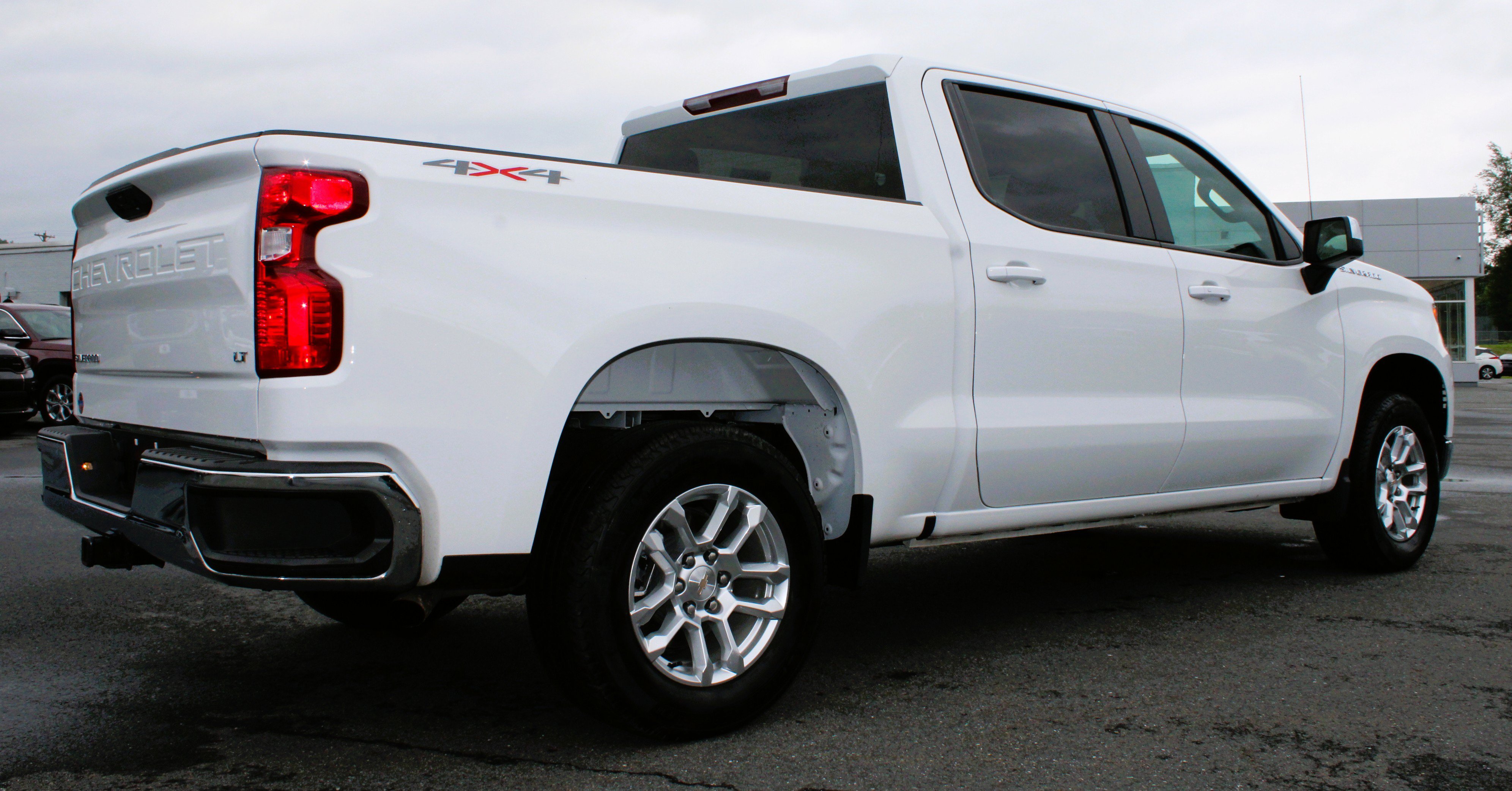 Used 2025 Summit White Chevrolet LT image 7