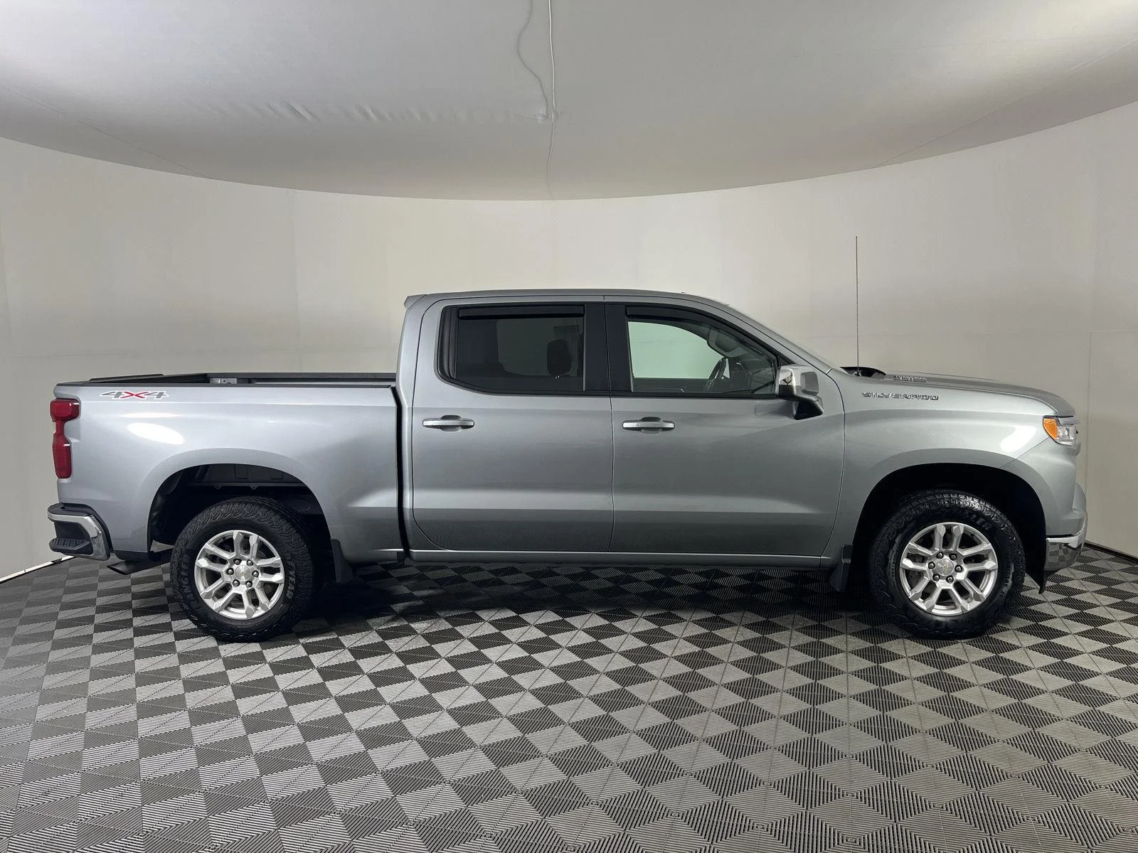 Used 2025 Sterling Gray Metallic Chevrolet LT (2FL) image 23