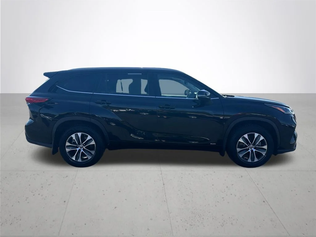 Used 2022 Black Toyota XLE image 6