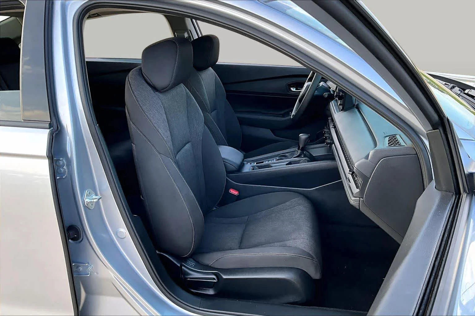 Certified Used 2025 Solar Silver Metallic Honda SE image 9