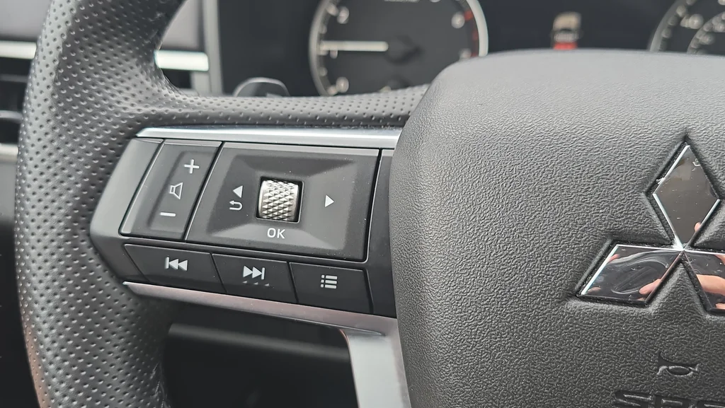 2025 Mitsubishi Outlander SE - Photo 26