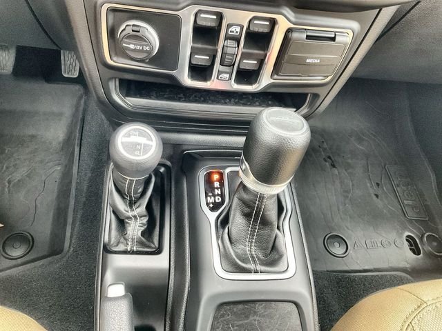 Used 2022 Silver Zynith Clearcoat Jeep Overland image 27
