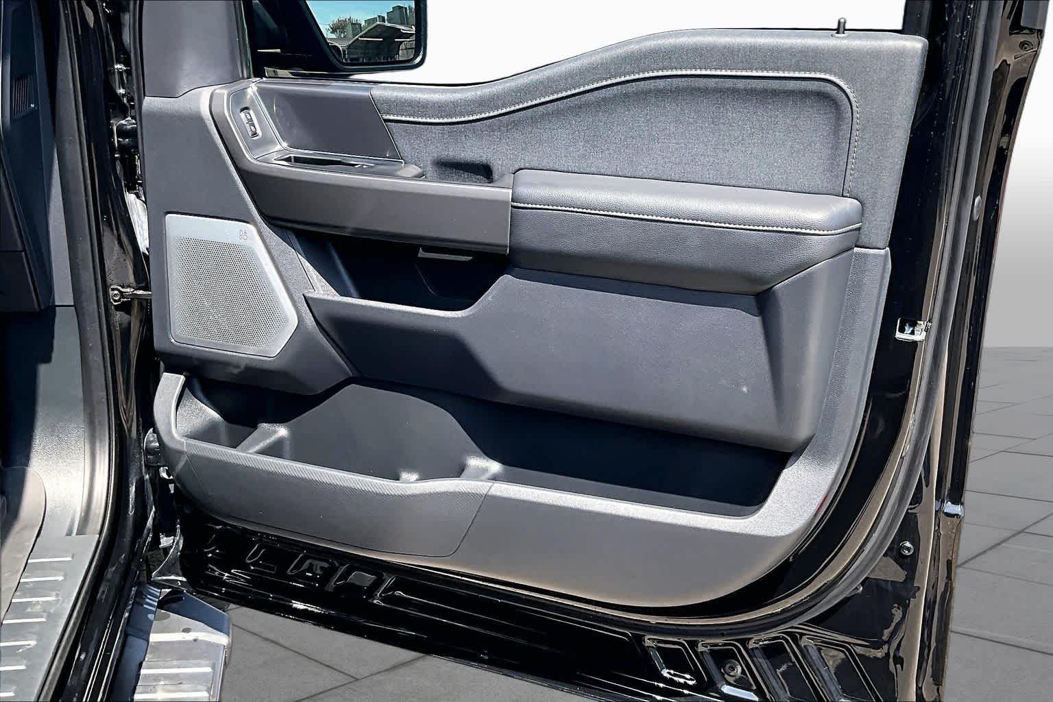 Used 2024 Agate Black Metallic Ford LARIAT image 25
