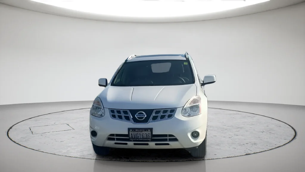 Used 2012 White Nissan SL image 1