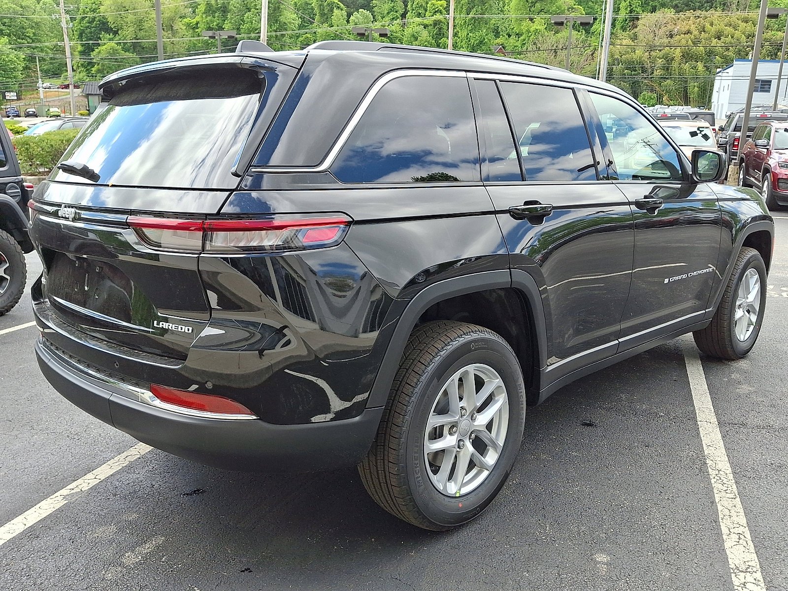 New 2026 Diamond Black Crystal Pearl-Coat Exterior Paint Jeep Laredo X image 3