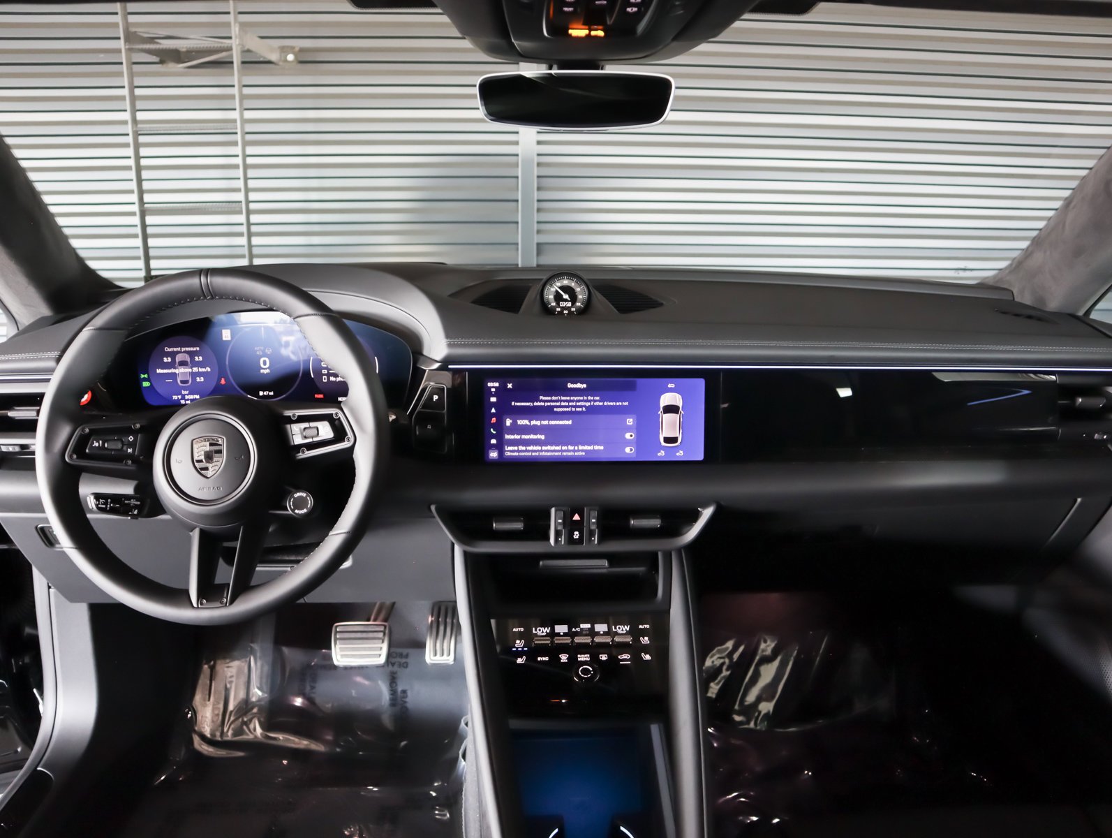 2025 Porsche Macan Turbo Electric - Photo 16