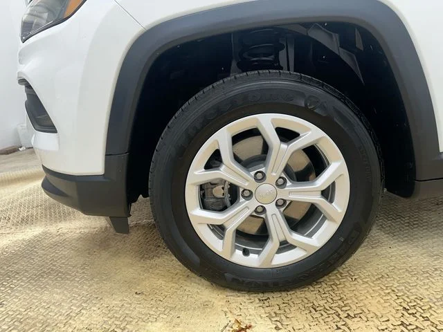 Used 2024 White Jeep Latitude image 19