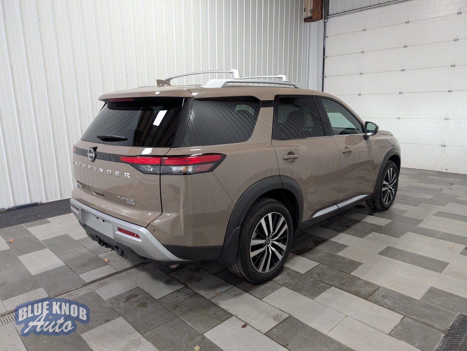 2025 Nissan Pathfinder Platinum photo 3