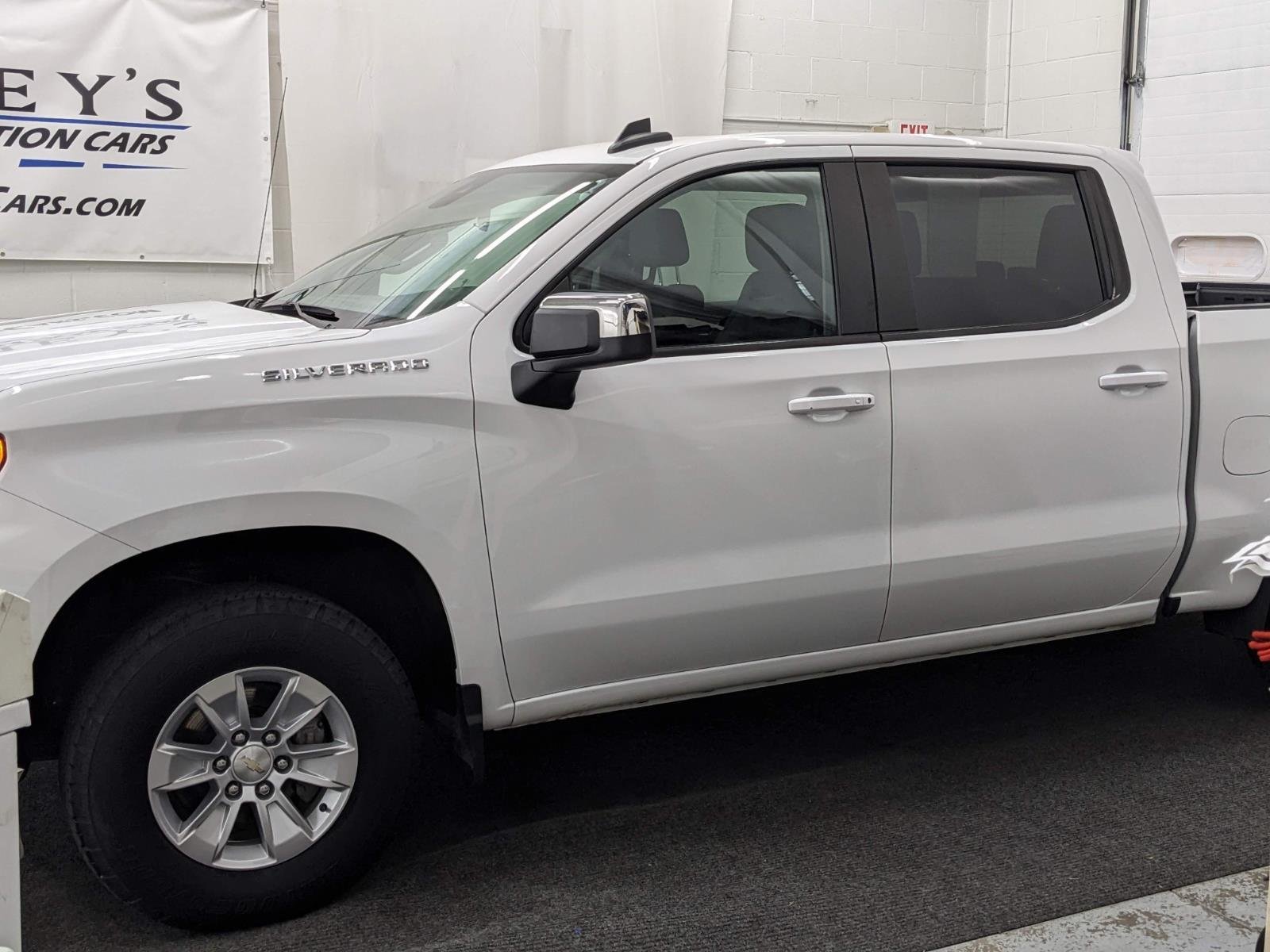 2023 Chevrolet Silverado 1500 LT photo 2