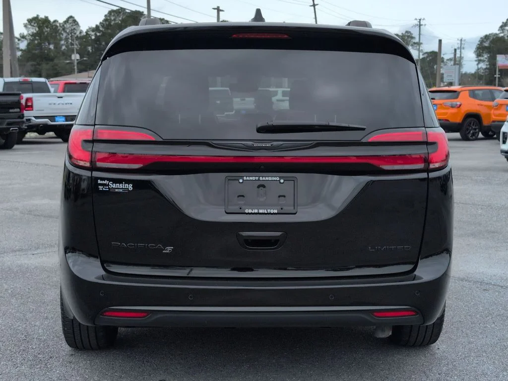 Used 2025 Black Chrysler Limited image 4