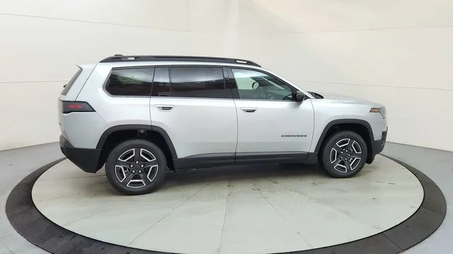 New 2026 Silver Zynith Clear-Coat Exterior Paint Jeep Laredo image 11