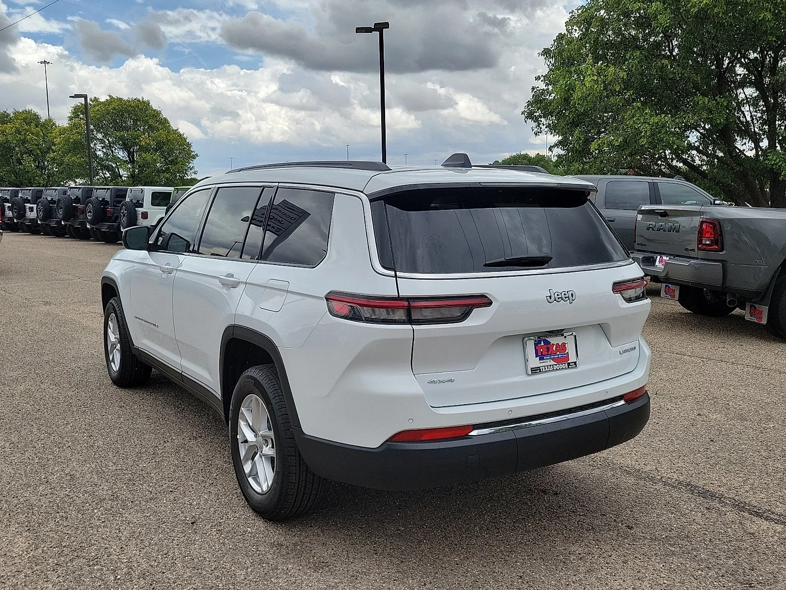 New 2026 PW7 Bright Whit Jeep L LAREDO 4X4 image 3