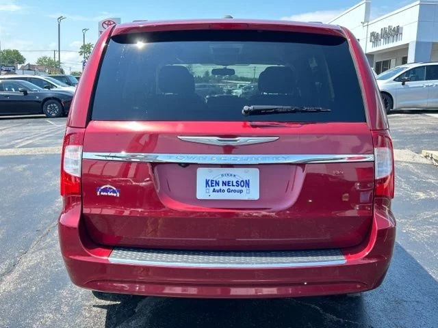 Used 2015 Red Chrysler Touring image 4