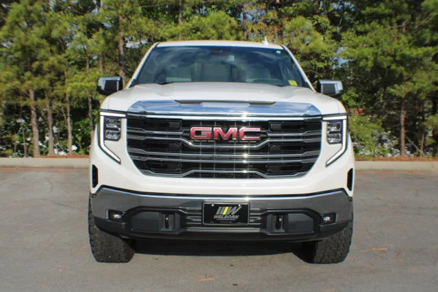 Used 2022 White Frost Tricoat GMC SLT image 18