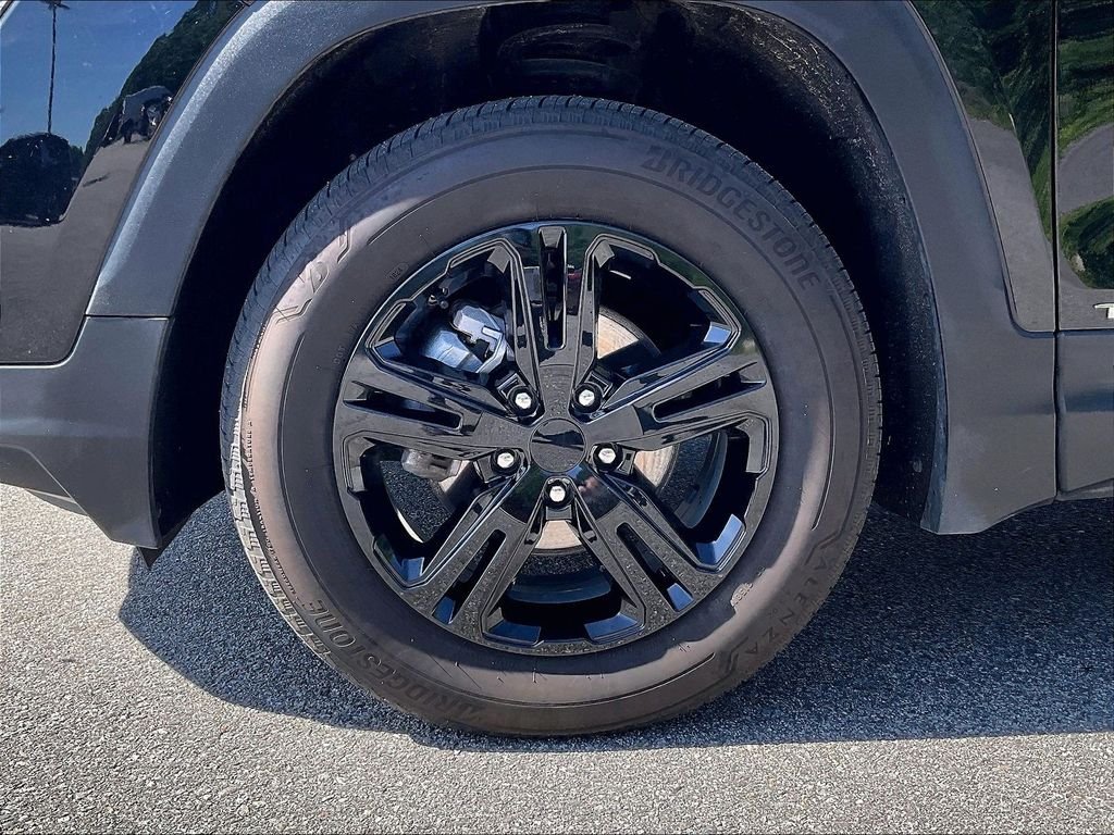 Used 2024 Ebony Twilight Metallic GMC SLE image 7