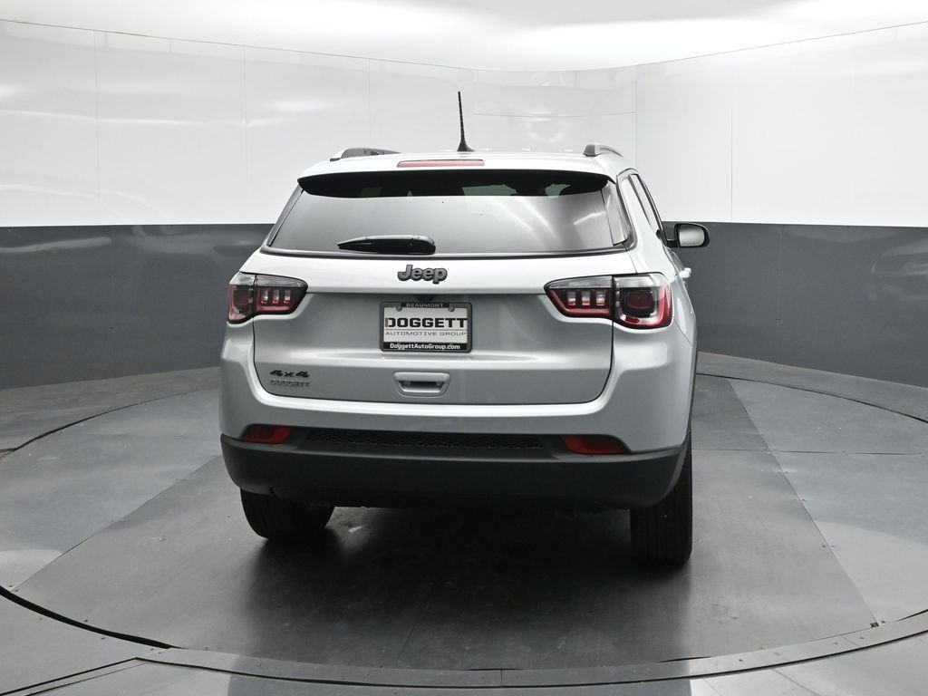 New 2026 Silver Zynith Metallic Clearcoat Jeep Latitude image 5
