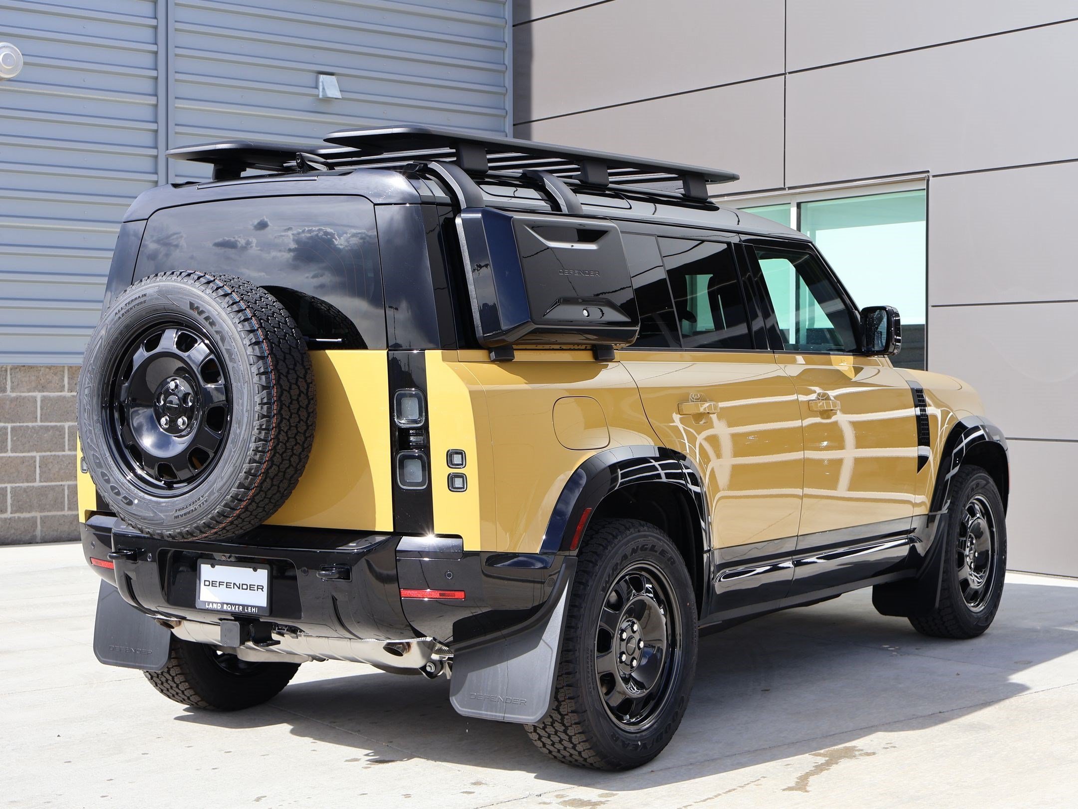 New 2026 Deep Sandglow Yellow LAND ROVER P400 Trophy Edition Deep Sandglow image 5