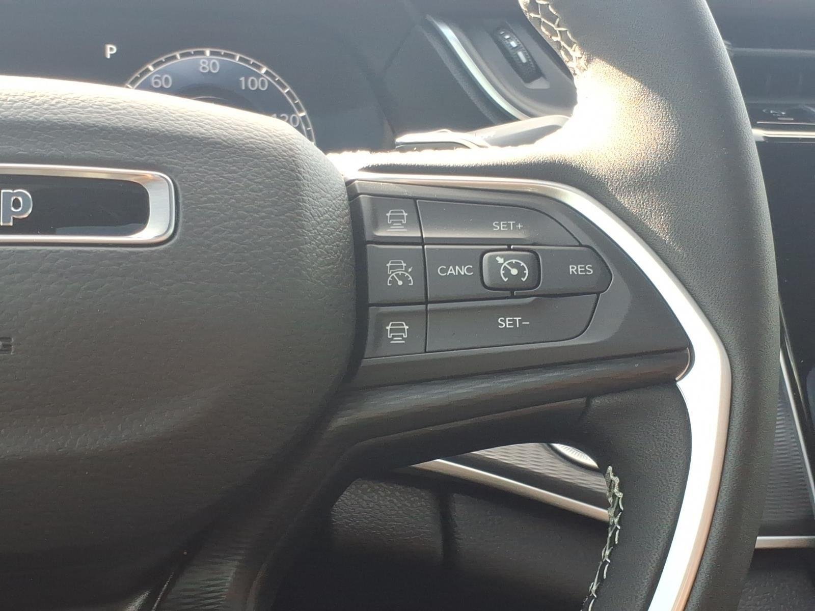 New 2026 Diamond Black Crystal Pearlcoat Jeep Laredo image 25