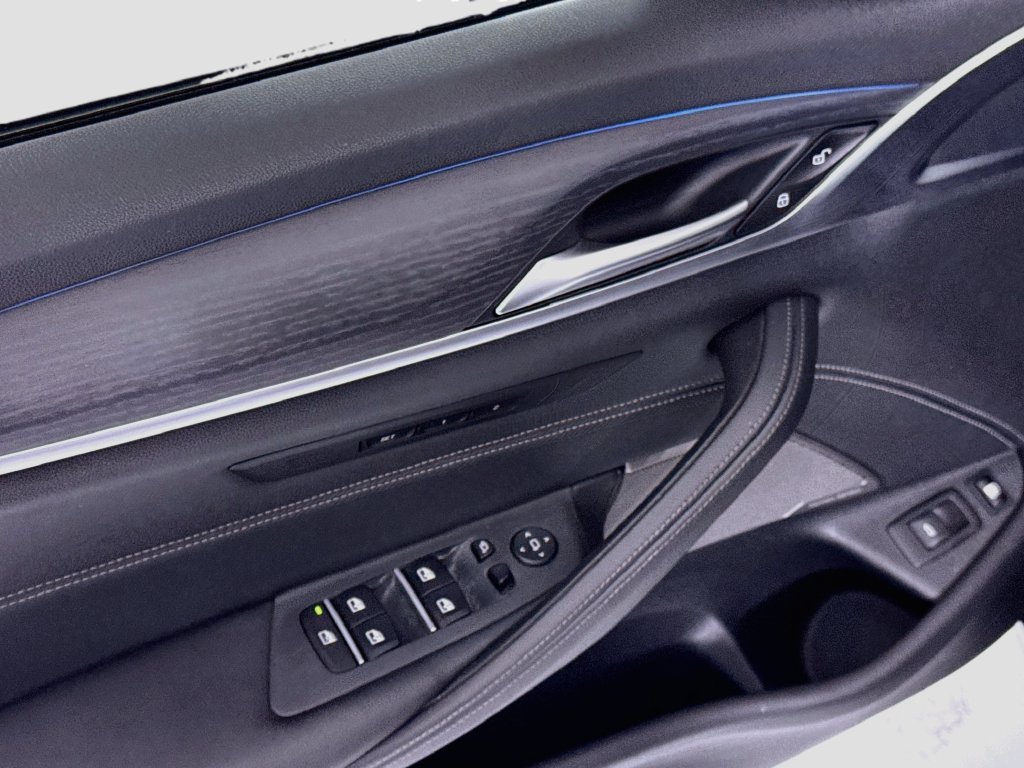 Used 2022 Dark Graphite BMW 530e iPerformance image 24