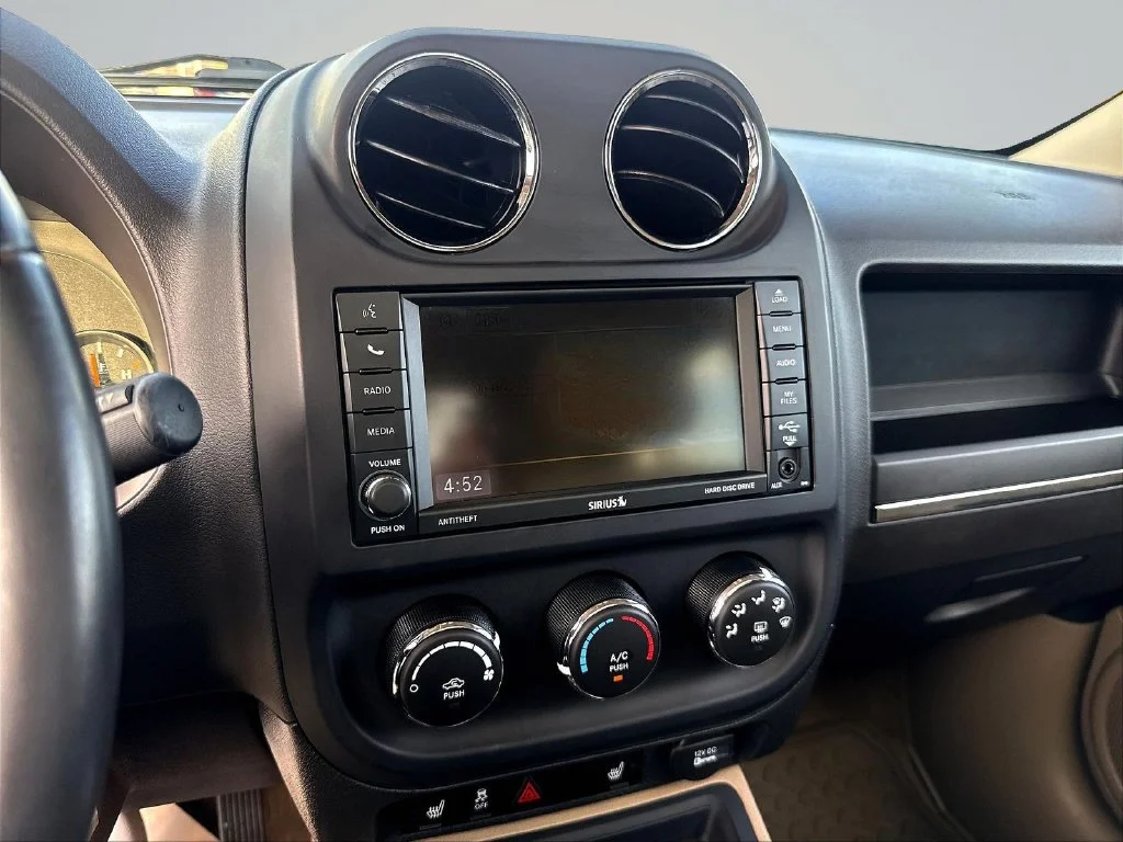 Used 2015 True Blue Pearlcoat Jeep Latitude image 20