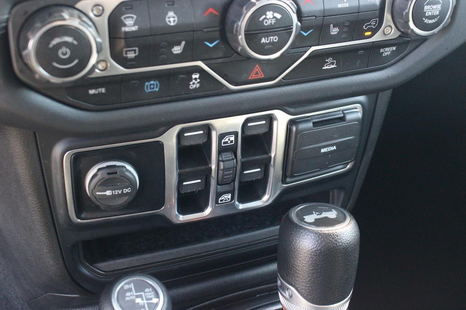 Used 2024  Jeep Sahara image 22