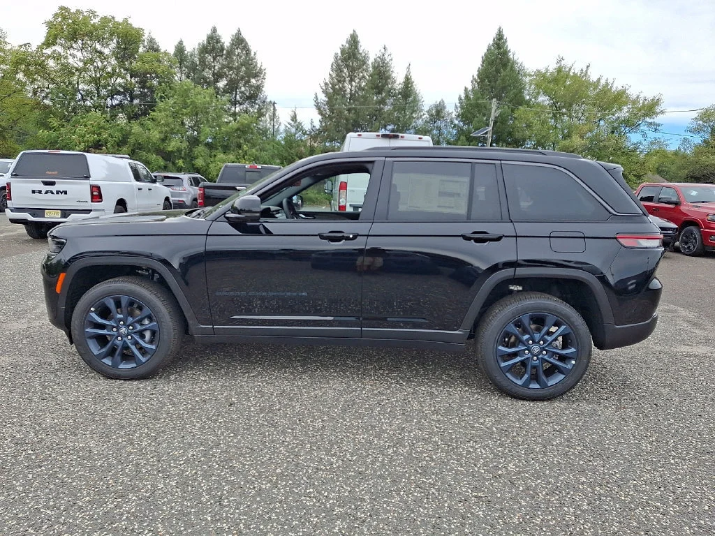 New 2026 Diamond Black Crystal Pearl-Coat Exterior Paint Jeep 85th Anniversary Edition image 5