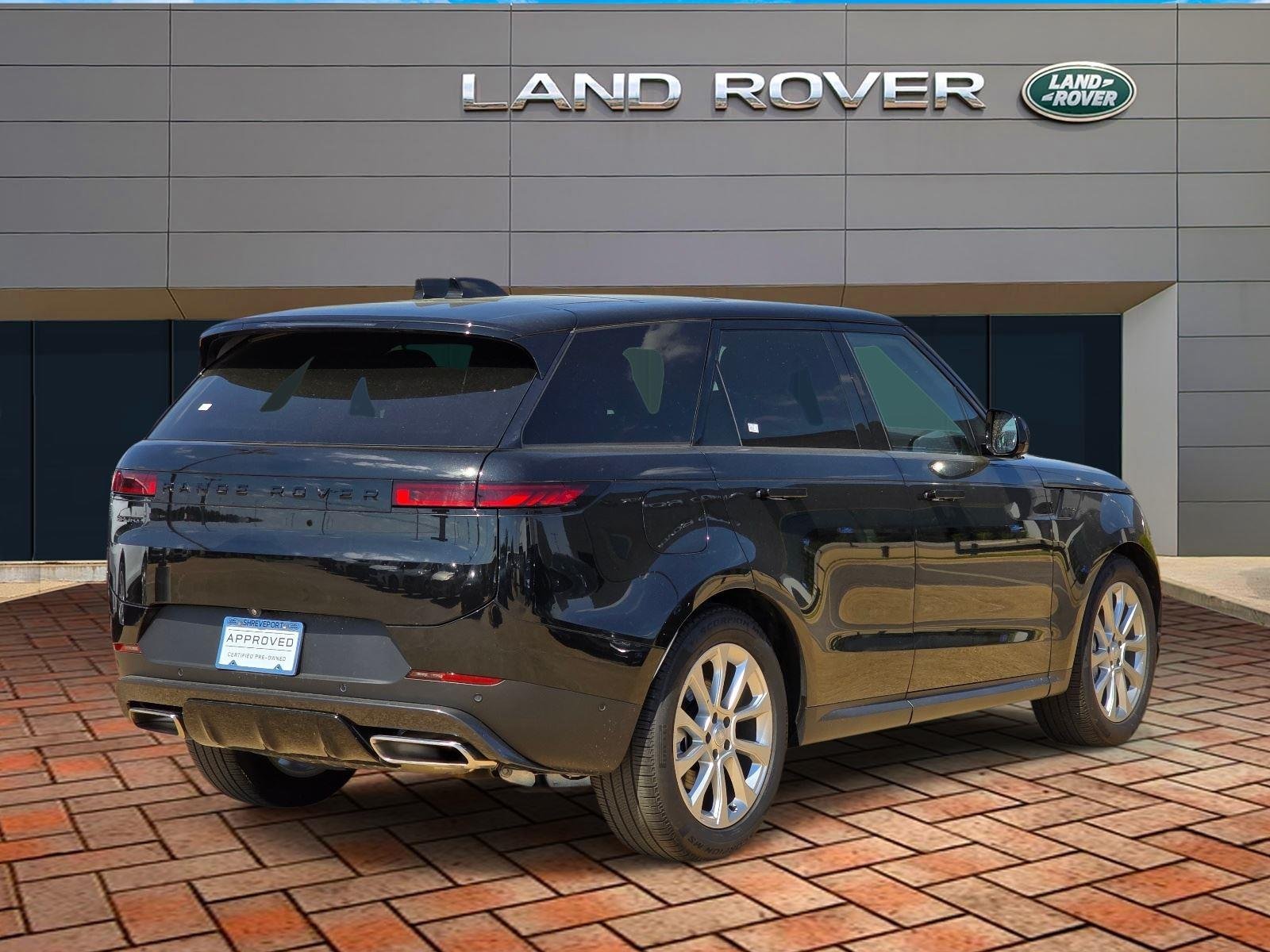 Used 2025 Santorini Black Metallic Land Rover SE image 4